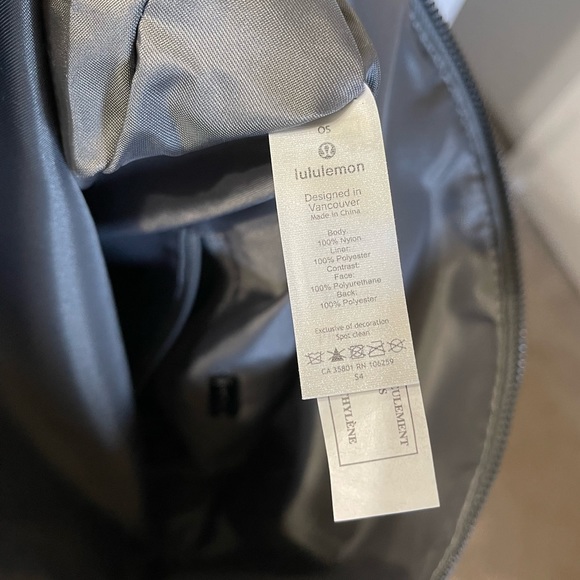 Lululemon All Night Festival Bag Vol 10L (Large) in Green - Picture 12 of 13